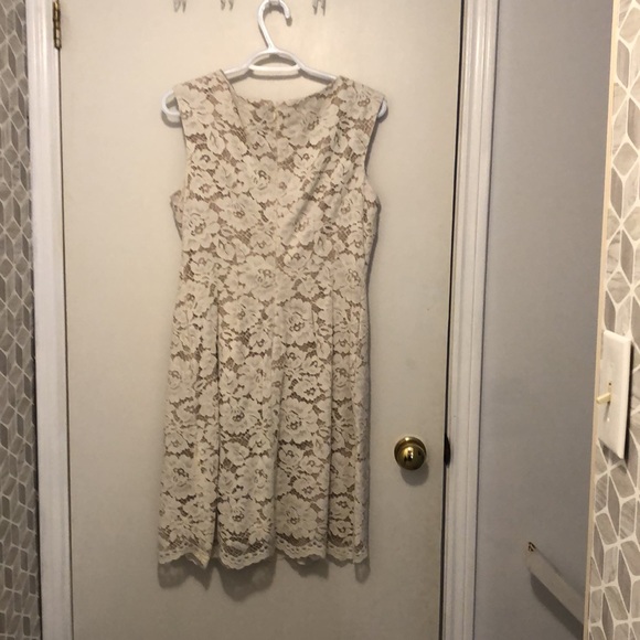 Cream lace dress - Picture 2 of 3